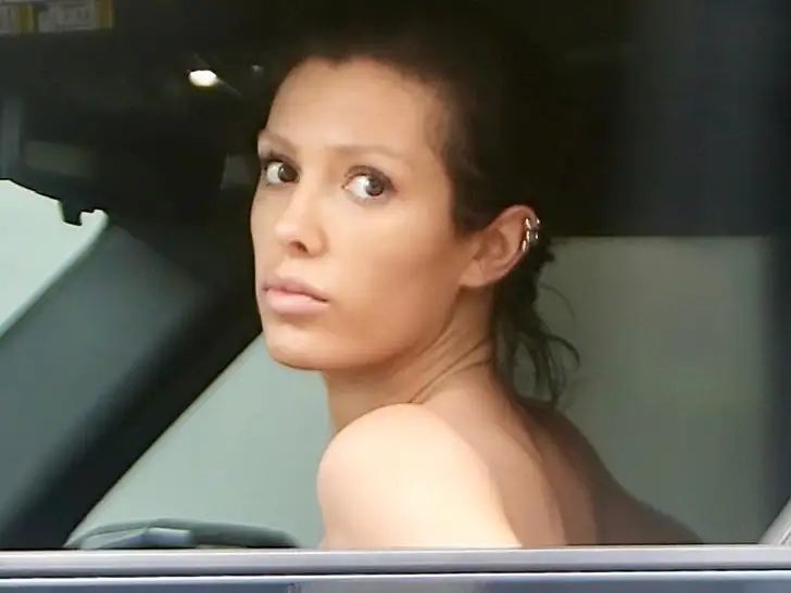 穿衣自由yyds！「Kanye老婆」真空开路虎到比佛利逛街，被拍了..-Supreme情报网