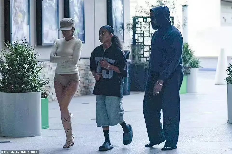 穿衣自由yyds！「Kanye老婆」真空开路虎到比佛利逛街，被拍了..-Supreme情报网