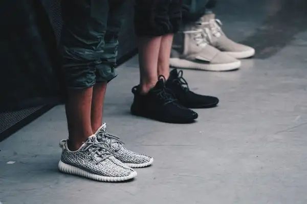 终于，「Yeezy」也崩盘了！