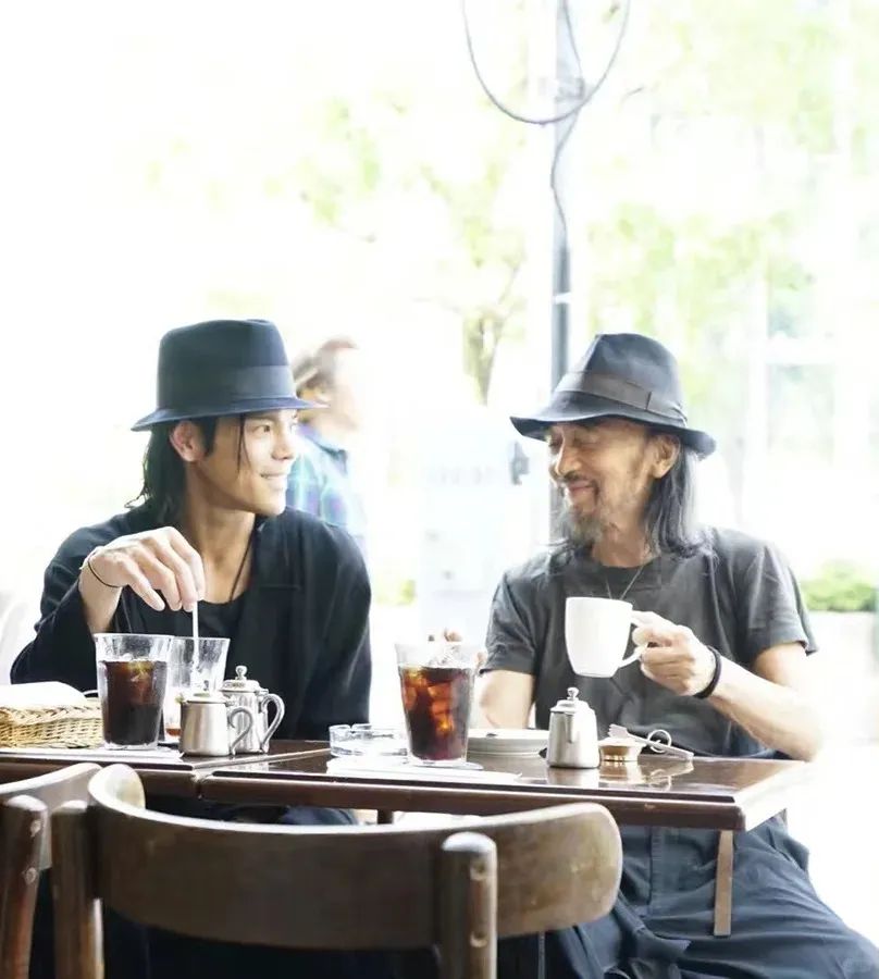 ⁉「向佐」原来是「山本耀司」的干儿子？潮二代富哥啊..-Supreme情报网