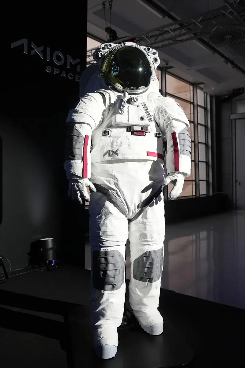 「Prada普拉达 x NASA」联名宇航服曝光，真的要穿上登月...