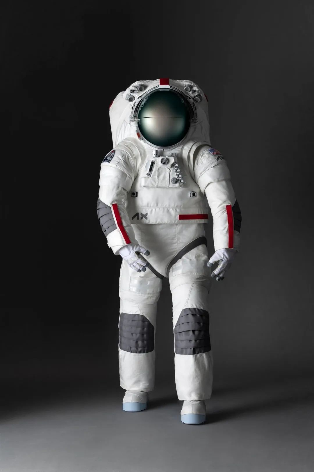 「Prada普拉达 x NASA」联名宇航服曝光，真的要穿上登月...