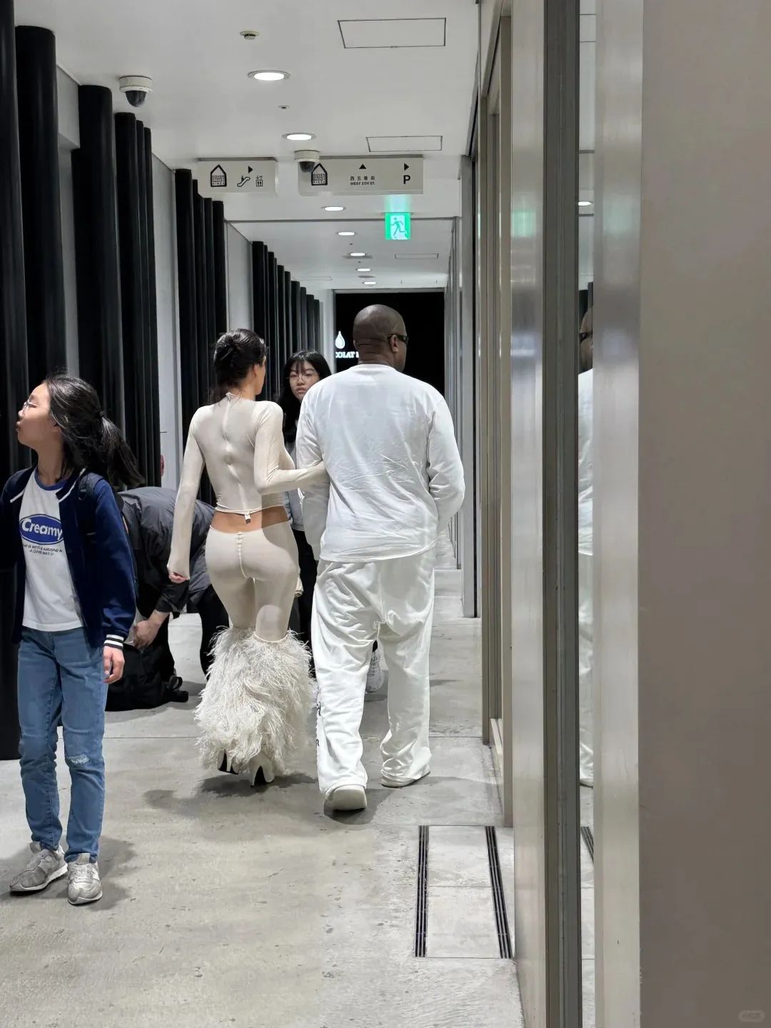 实锤！「坎爷Kanye」和老婆逛街被拍到了，没离婚！