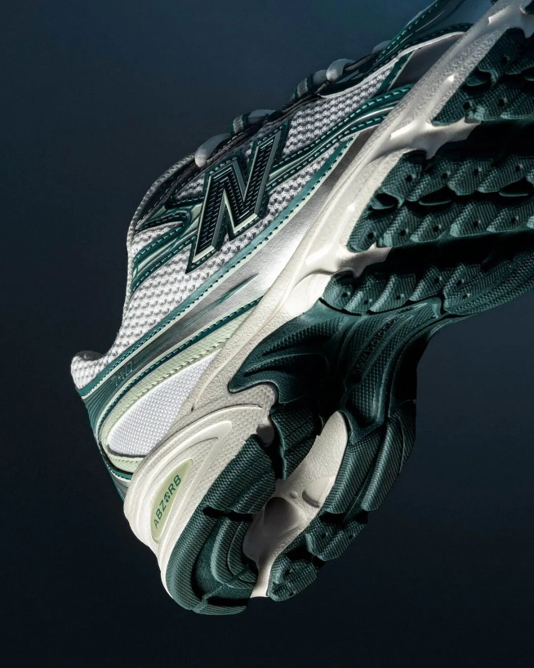 液态银！「新百伦New Balance」经典复古跑鞋740，要复刻了...