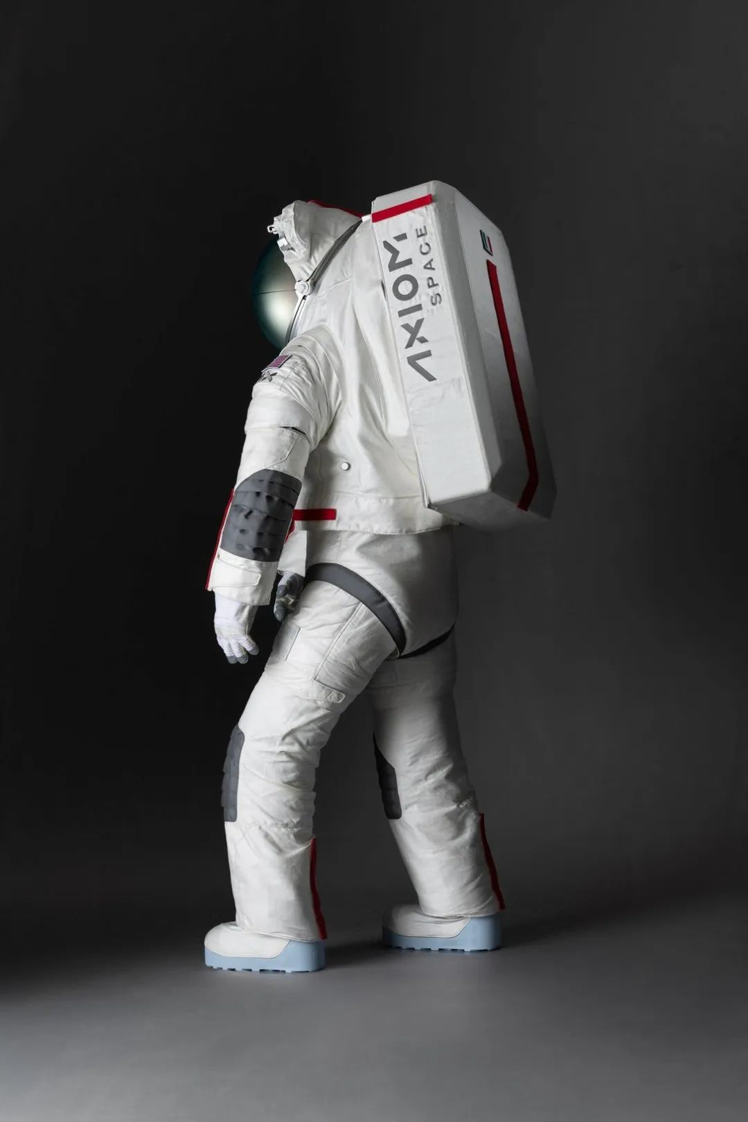 「Prada普拉达 x NASA」联名宇航服曝光，真的要穿上登月...