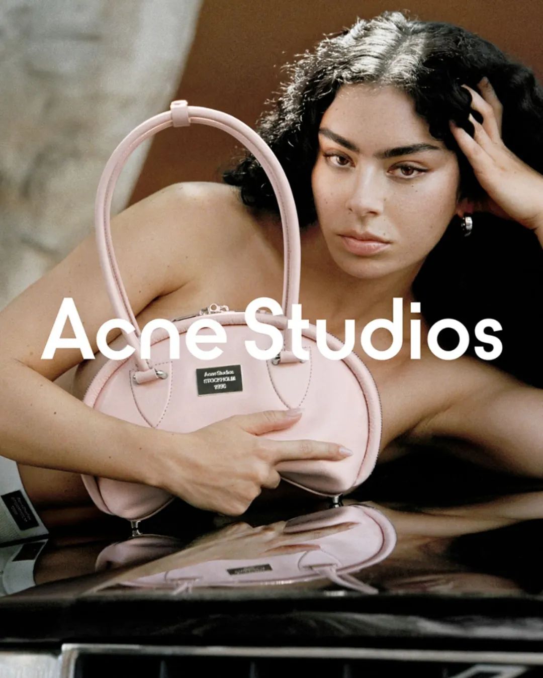 谁说「Acne Studios」性冷淡？这模特根本不穿上衣啊...