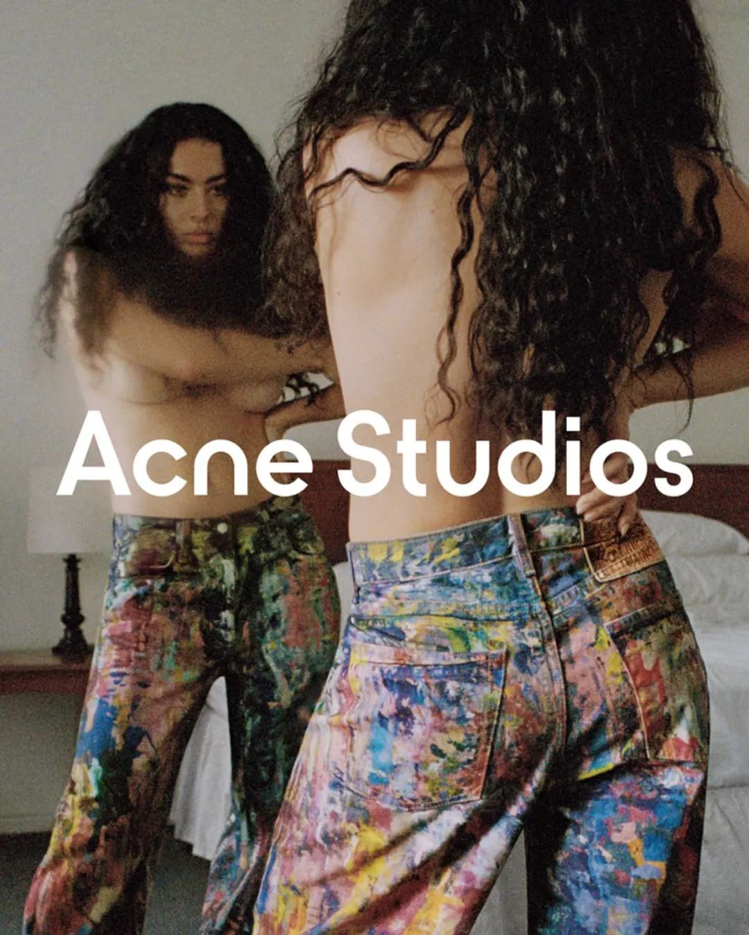 谁说「Acne Studios」性冷淡？这模特根本不穿上衣啊...