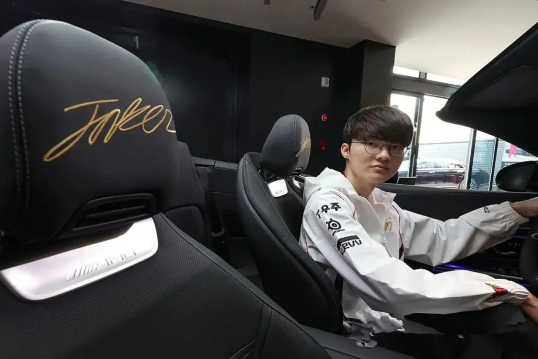 LOL第一富哥「Faker」上脚稀有权志龙AF1，开上奔驰送来的AMG了..