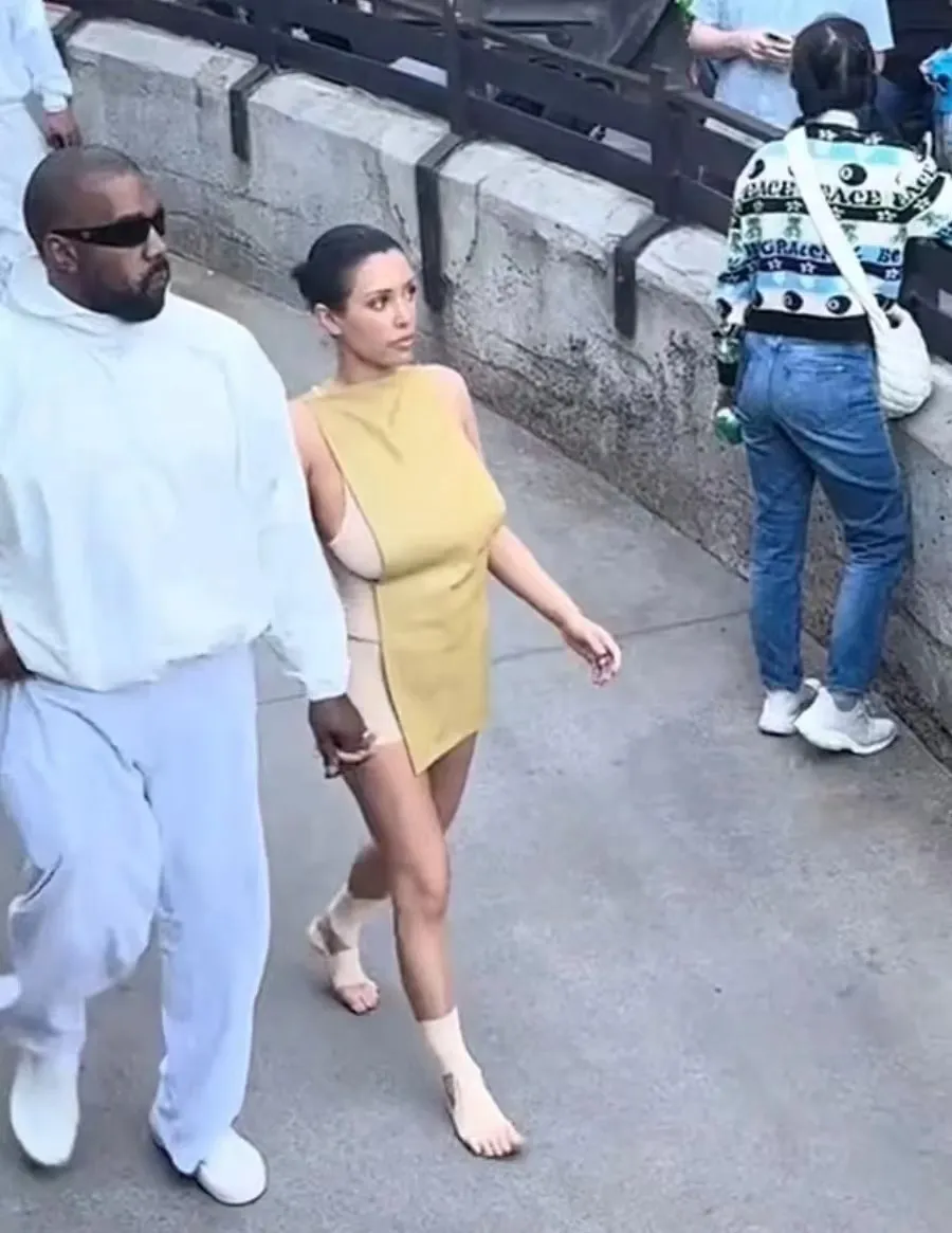 「Kanye老婆」去迪士尼了！穿的最多的一次！和男闺蜜玩去了..