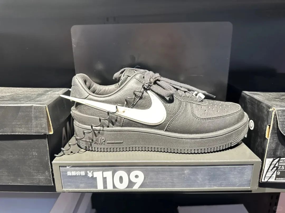 大捡漏？市价2k+「Ambush x 耐克AF1」怎么进奥特莱斯了？