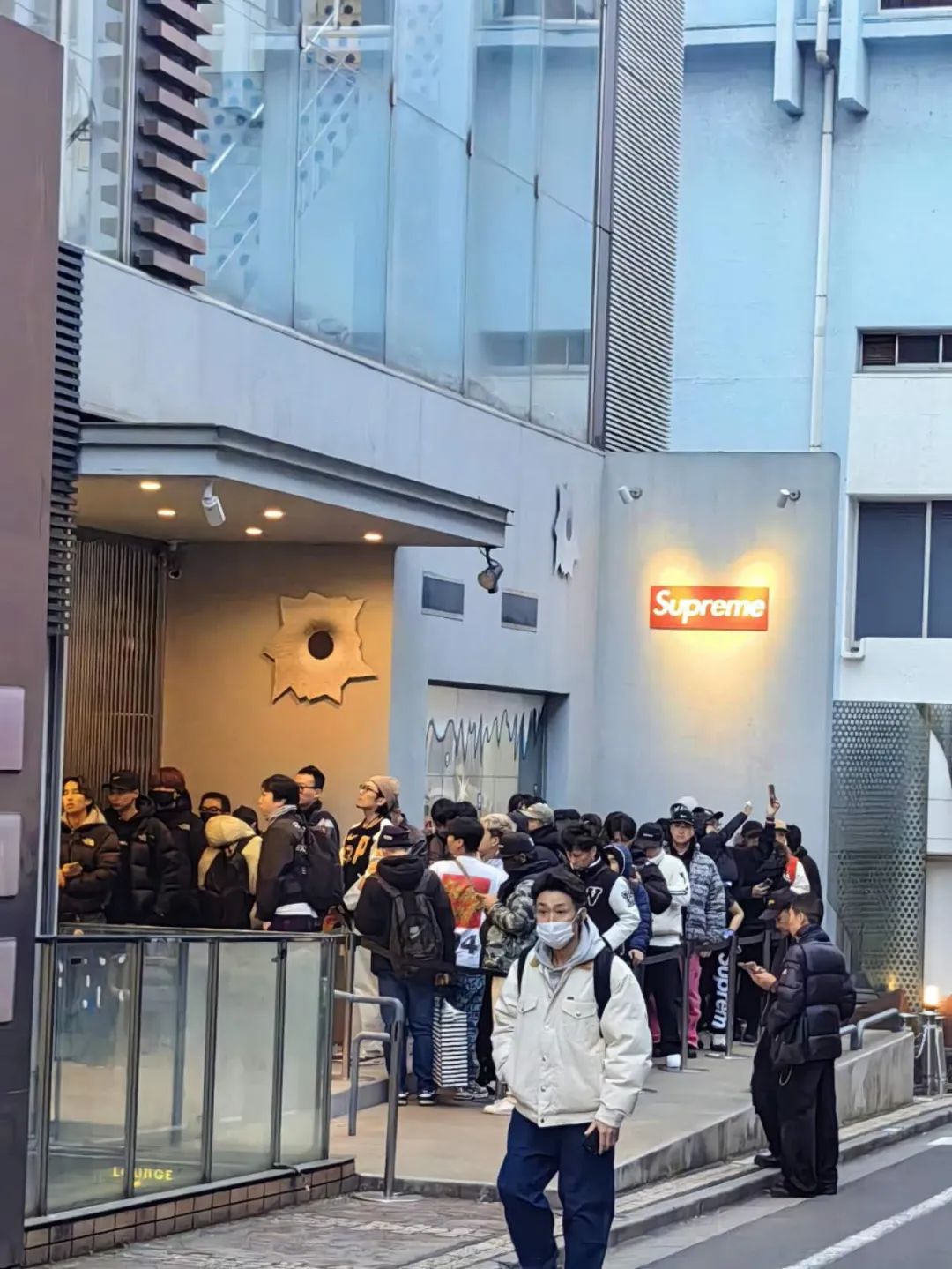 1500人排队！Supreme的「Box Logo」卫衣发售现场，还是这么风骚啊...