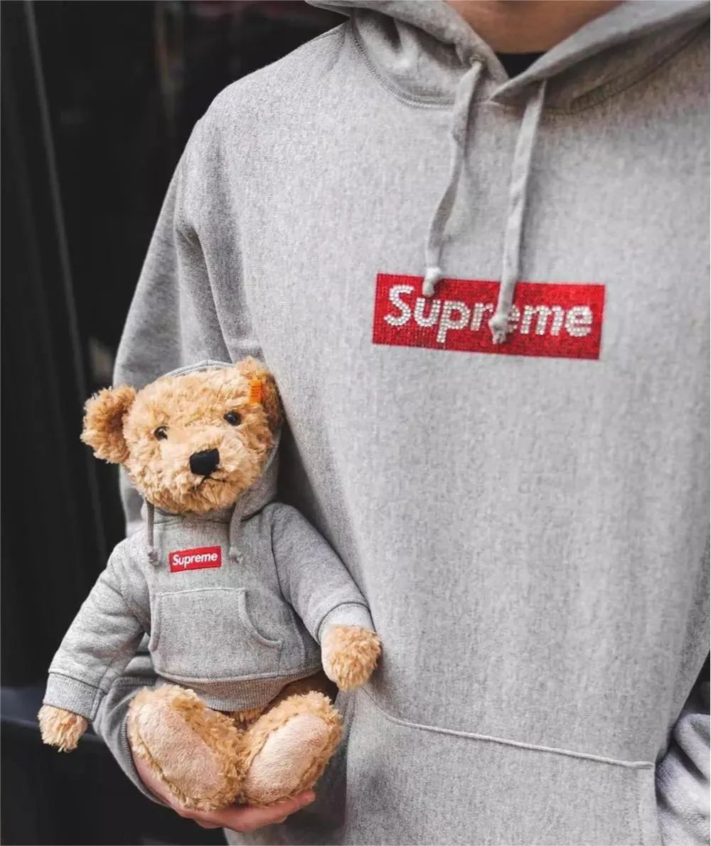 1500人排队！Supreme的「Box Logo」卫衣发售现场，还是这么风骚啊...