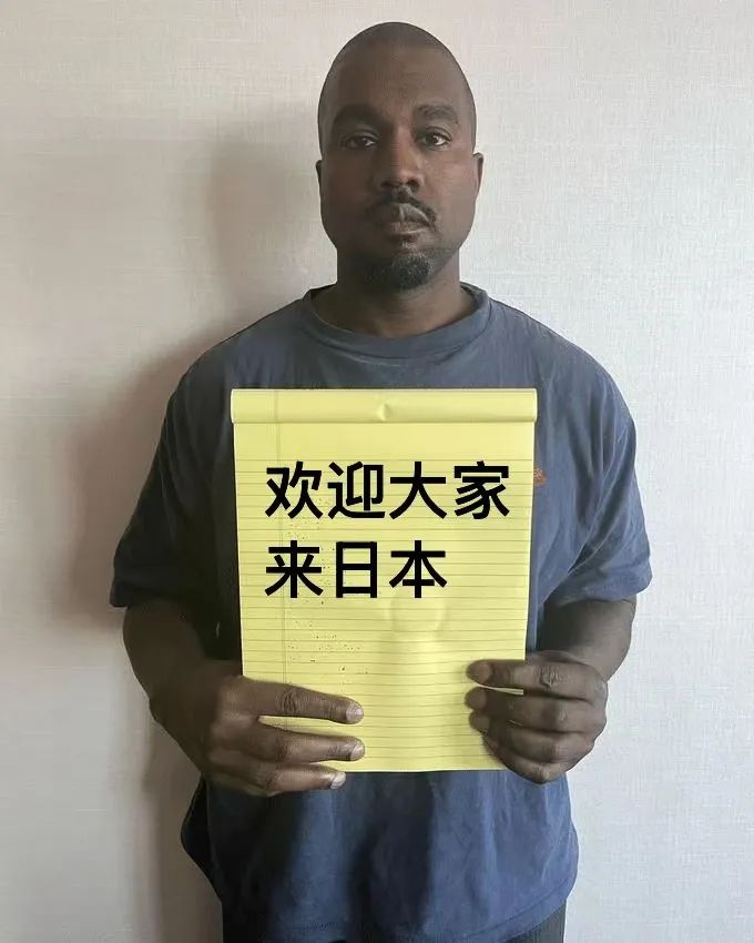 「坎爷Kanye」在东京当街溜子，带孩子逛7-11了...