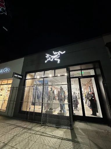 ‼️「始祖鸟Arc'teryx」被抢劫14w冲锋衣，然后，劫匪坐出租车跑了...