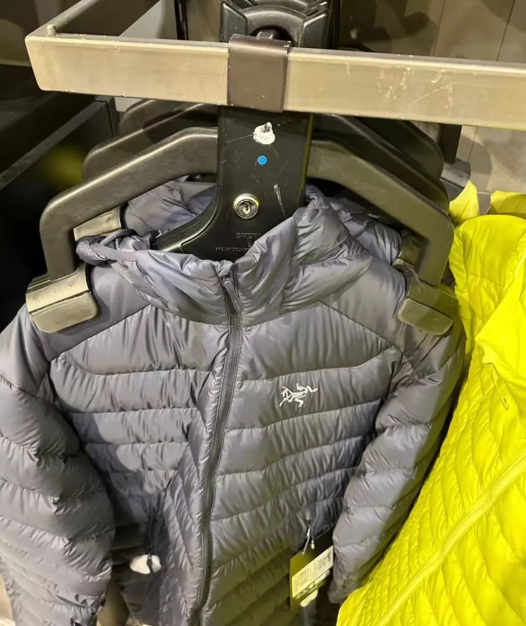 ‼️「始祖鸟Arc'teryx」被抢劫14w冲锋衣，然后，劫匪坐出租车跑了...
