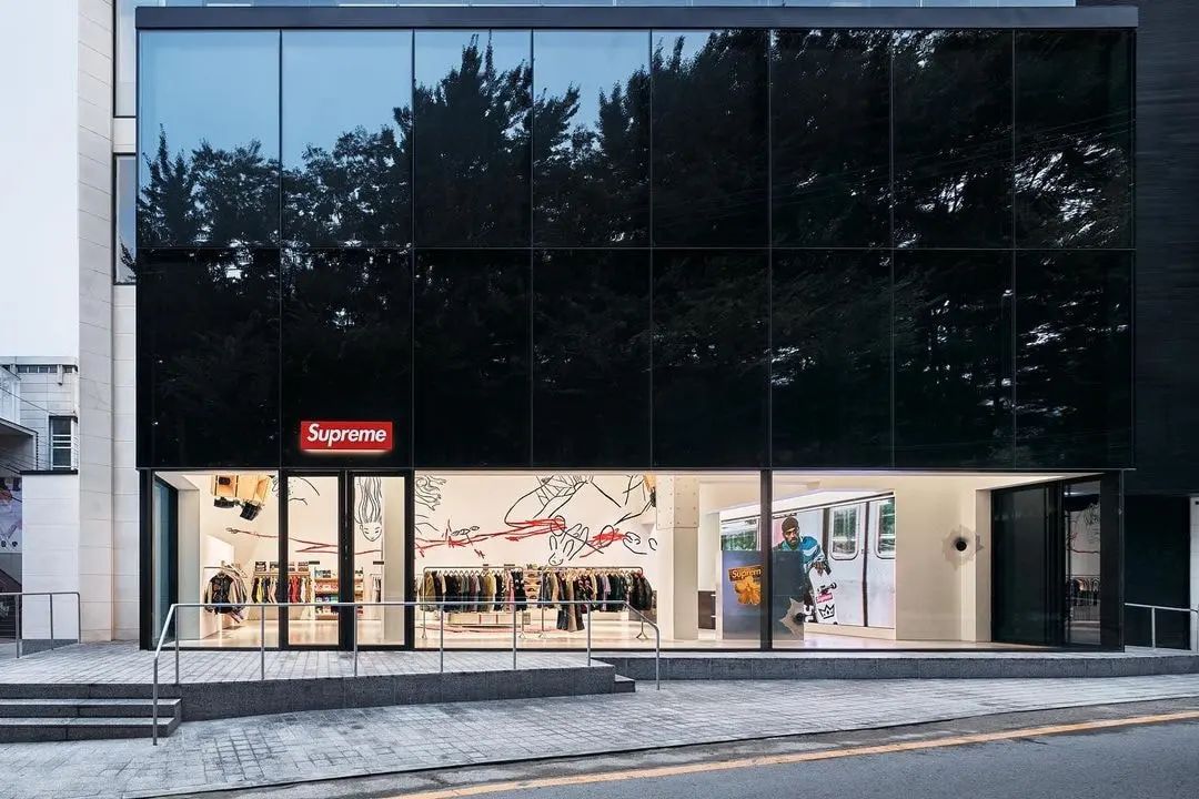 「Supreme」官网、小程序关闭！亚洲不打折了？？？