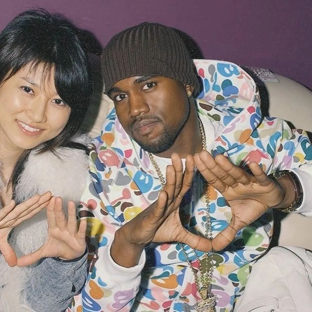 「坎爷Kanye」在东京当街溜子，带孩子逛7-11了...