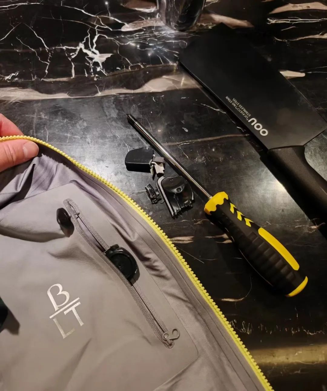 ‼️「始祖鸟Arc'teryx」被抢劫14w冲锋衣，然后，劫匪坐出租车跑了...