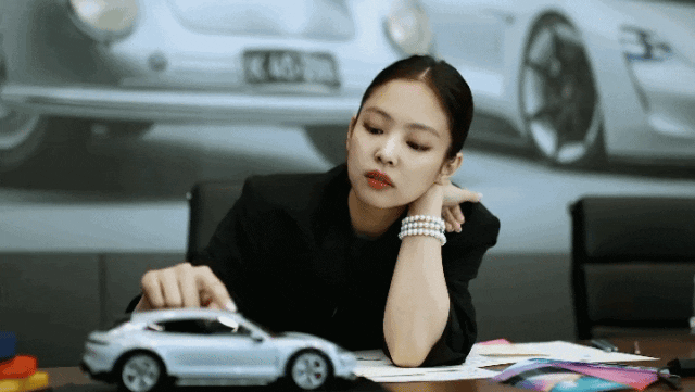 仅售148万！「Jennie x 保时捷」联名Taycan定制款，出售了...