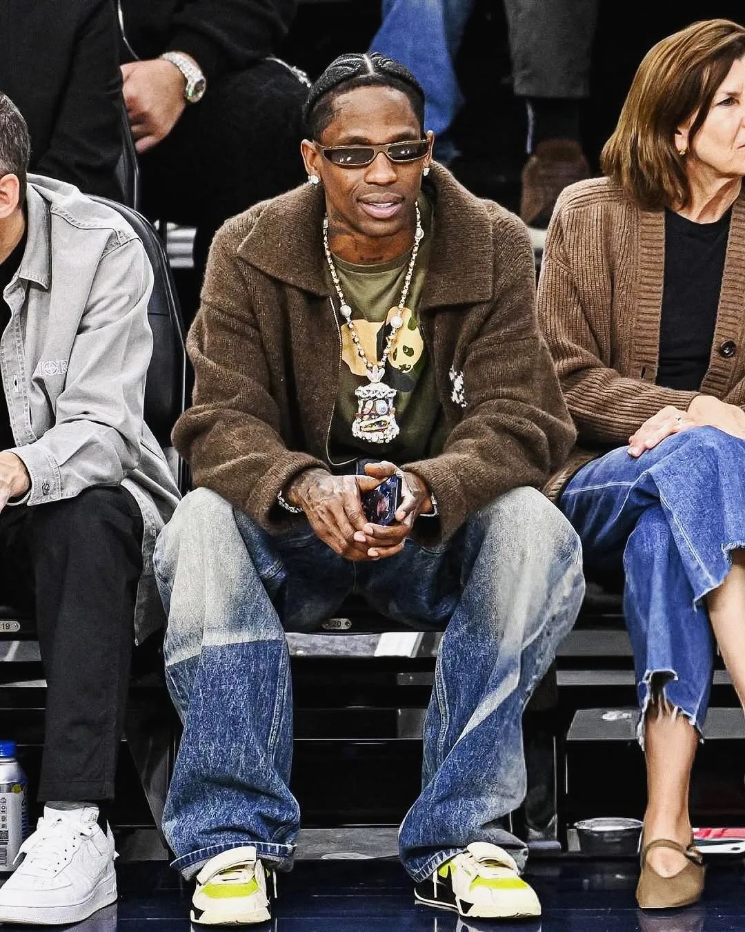 绿倒勾！蟑螂侠上上脚「Travis Scott x 耐克」看NBA，被保安ban了..