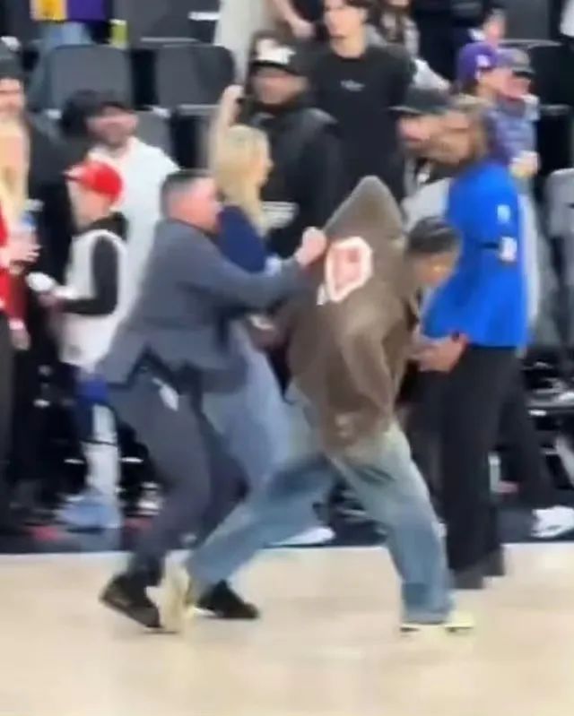 绿倒勾！蟑螂侠上上脚「Travis Scott x 耐克」看NBA，被保安ban了..