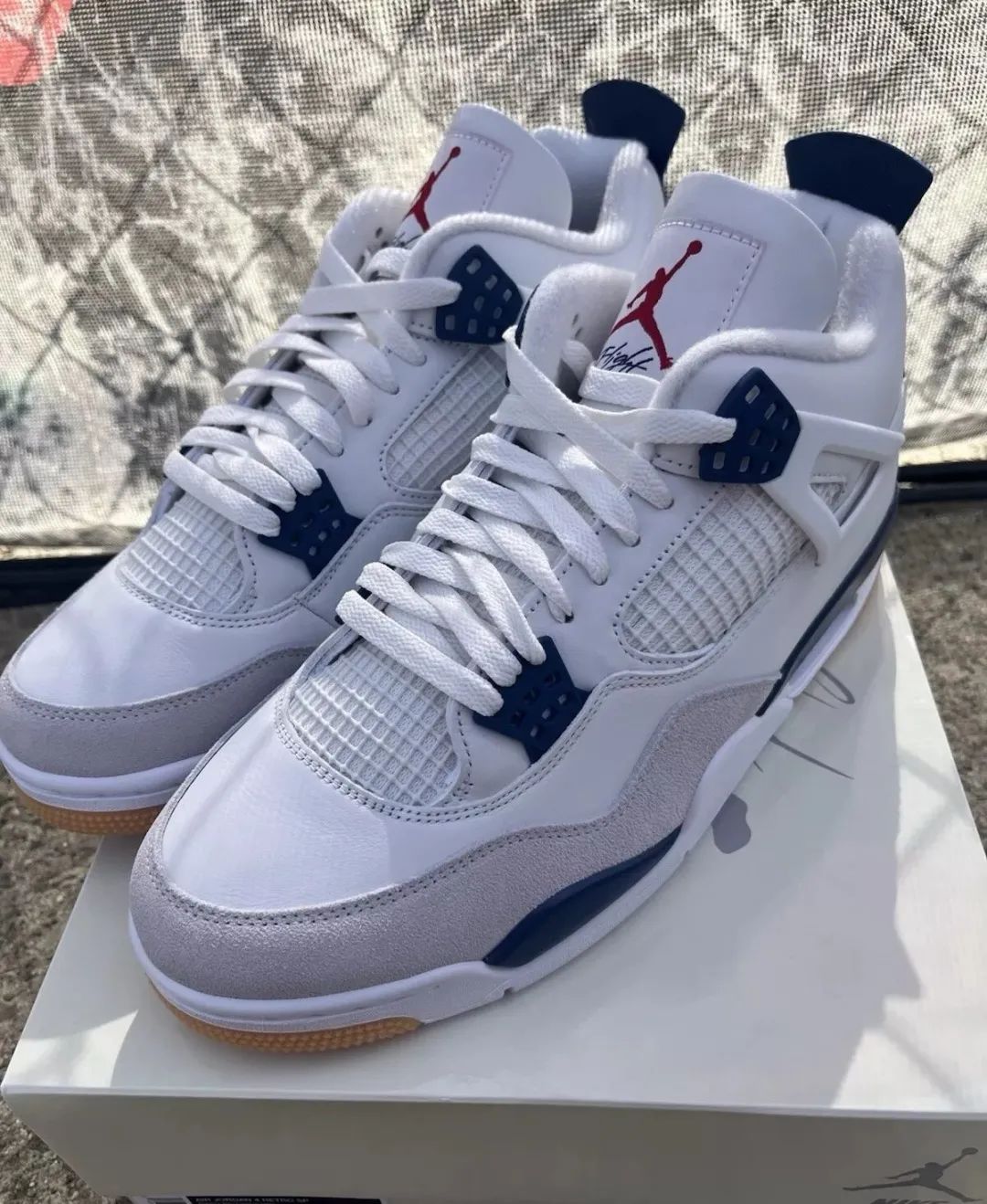 上百人排队！近亲结婚「耐克SB x AJ4」联名2.0提前发售了？？