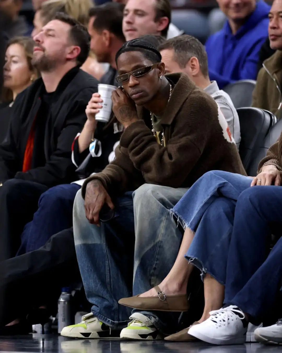 绿倒勾！蟑螂侠上上脚「Travis Scott x 耐克」看NBA，被保安ban了..