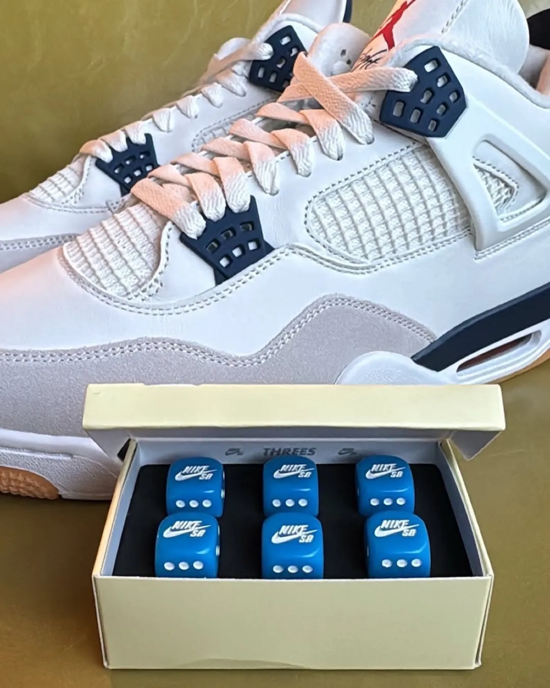 上百人排队！近亲结婚「耐克SB x AJ4」联名2.0提前发售了？？