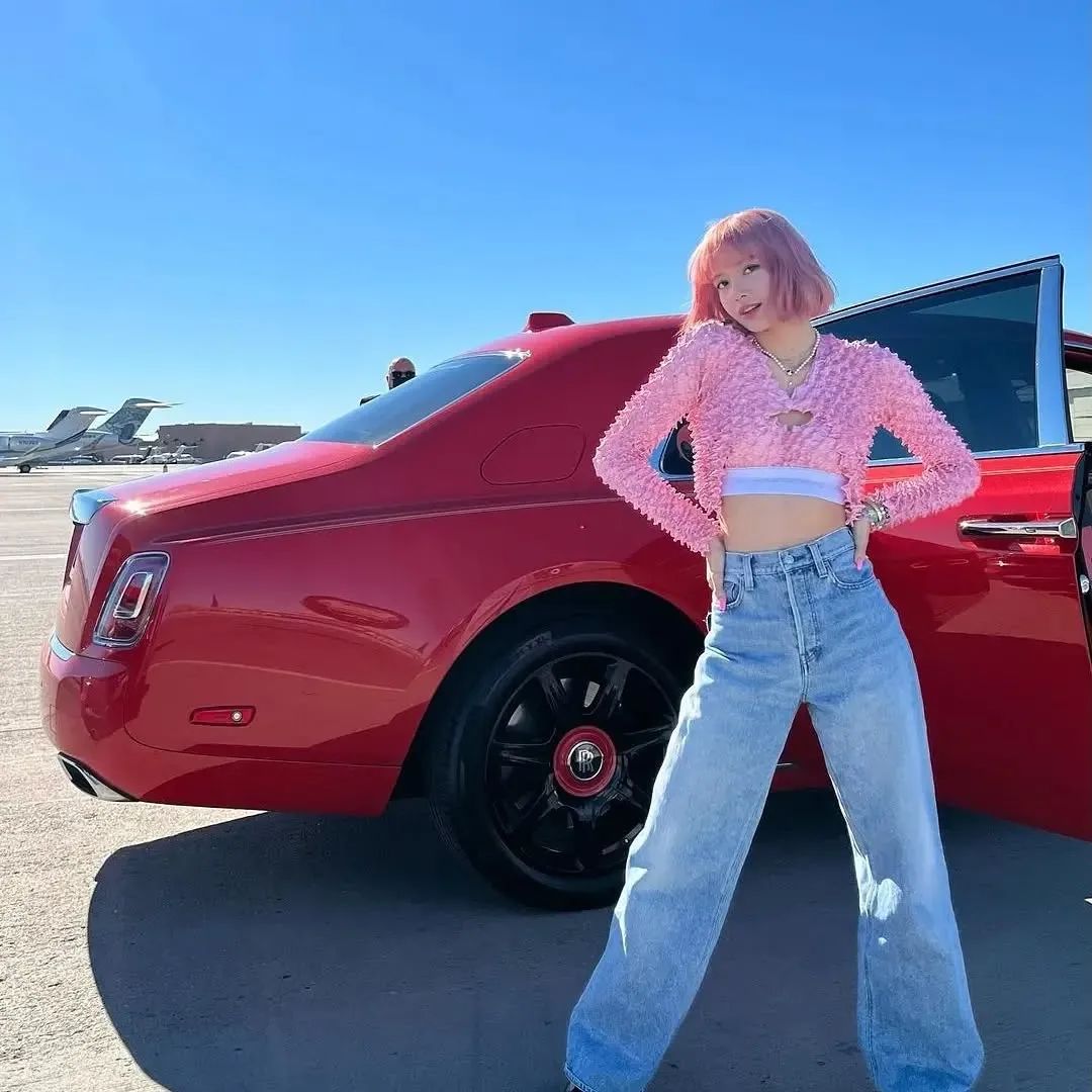 「Lisa」喜提法拉利SUV！K-Pop顶豪的豪车，终于数不过来了...