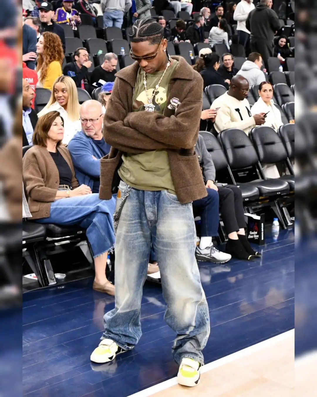 绿倒勾！蟑螂侠上上脚「Travis Scott x 耐克」看NBA，被保安ban了..