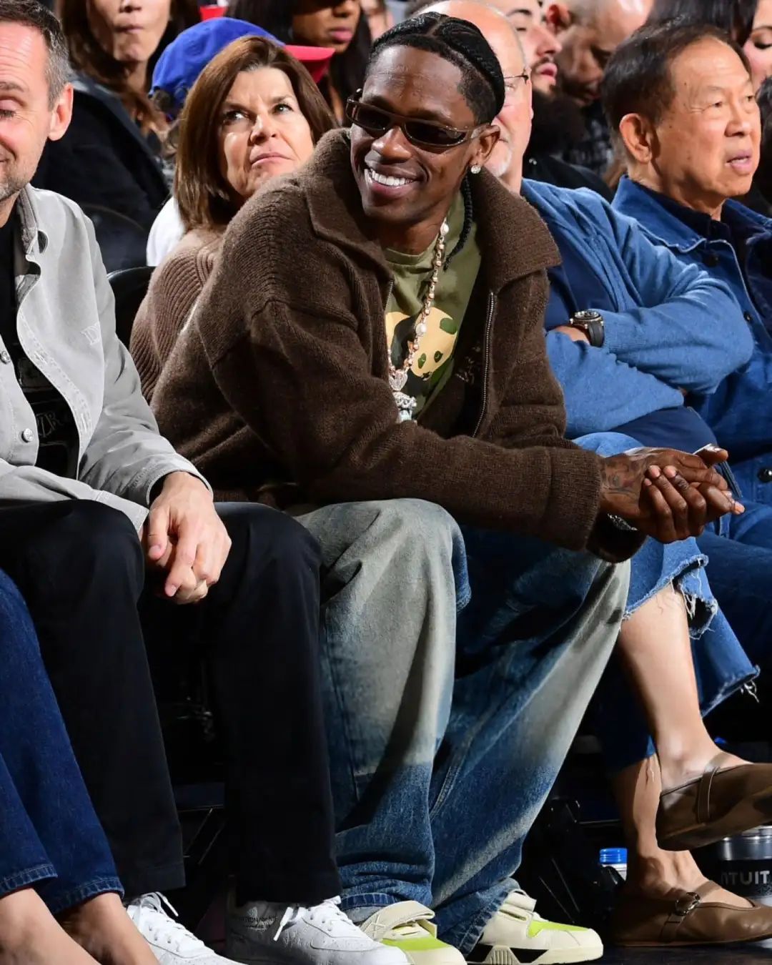绿倒勾！蟑螂侠上上脚「Travis Scott x 耐克」看NBA，被保安ban了..