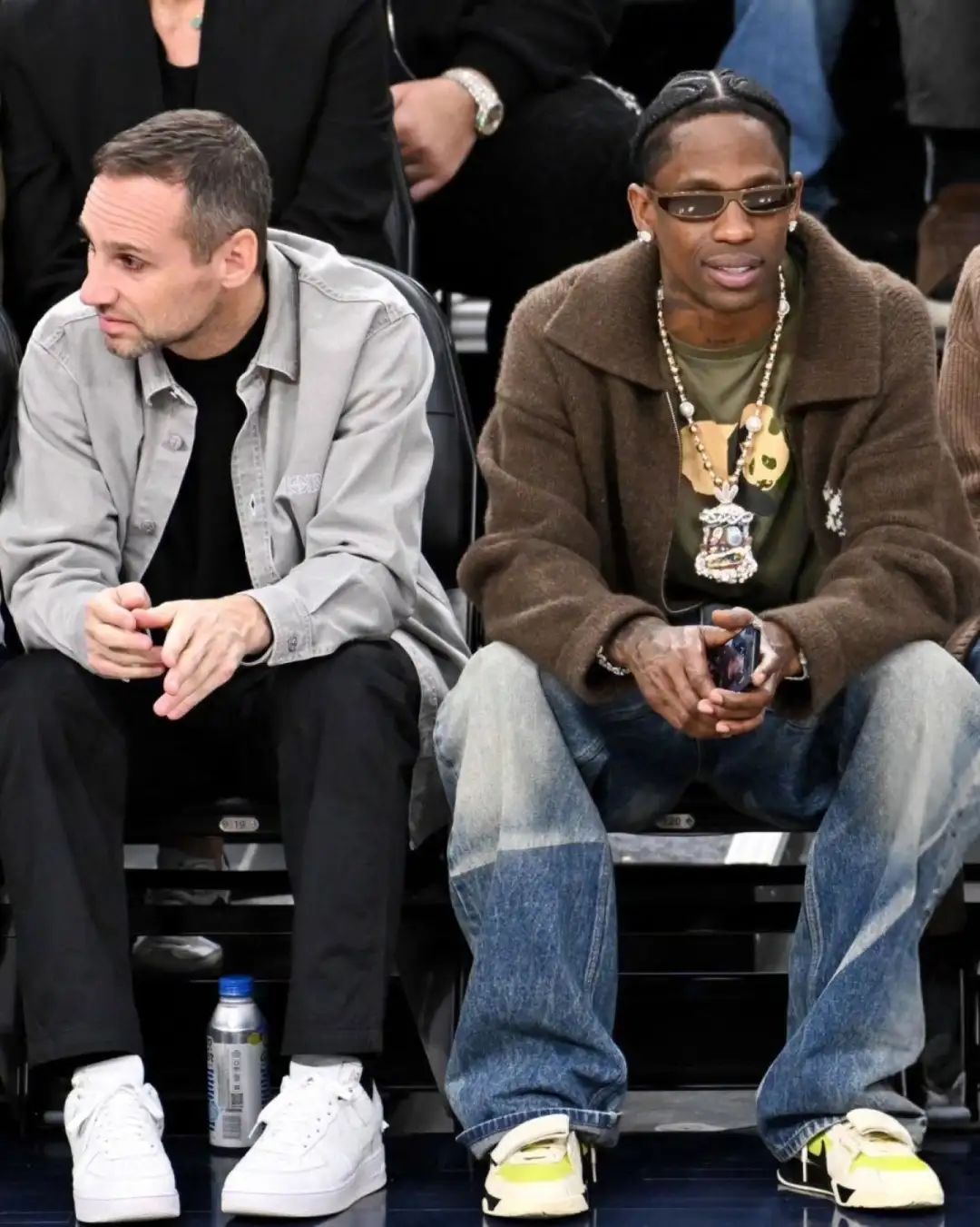绿倒勾！蟑螂侠上上脚「Travis Scott x 耐克」看NBA，被保安ban了..