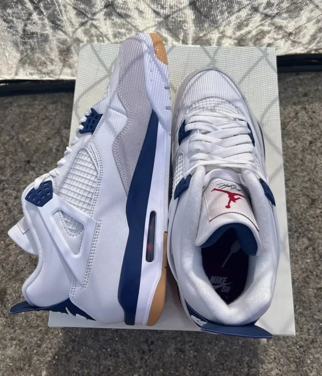 上百人排队！近亲结婚「耐克SB x AJ4」联名2.0提前发售了？？