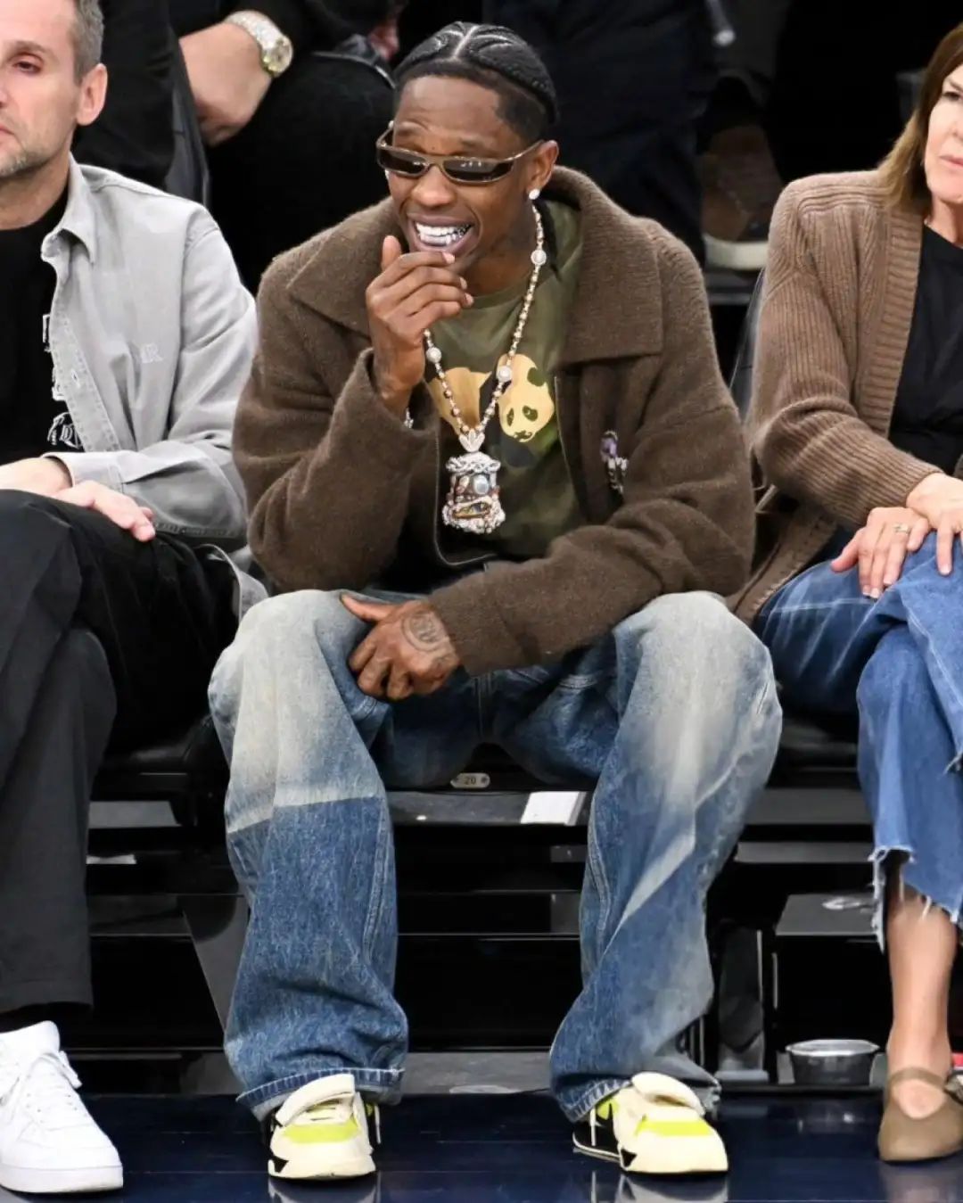 绿倒勾！蟑螂侠上上脚「Travis Scott x 耐克」看NBA，被保安ban了..