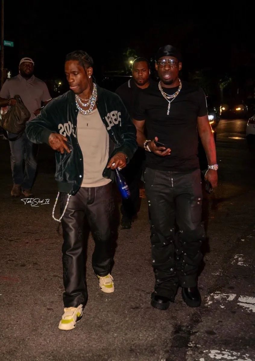 绿倒勾！蟑螂侠上上脚「Travis Scott x 耐克」看NBA，被保安ban了..