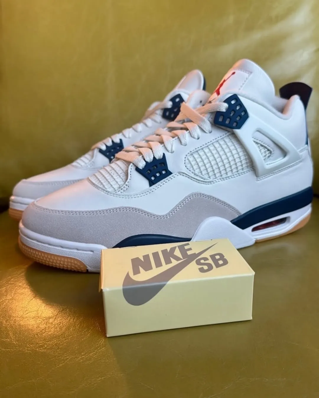 上百人排队！近亲结婚「耐克SB x AJ4」联名2.0提前发售了？？
