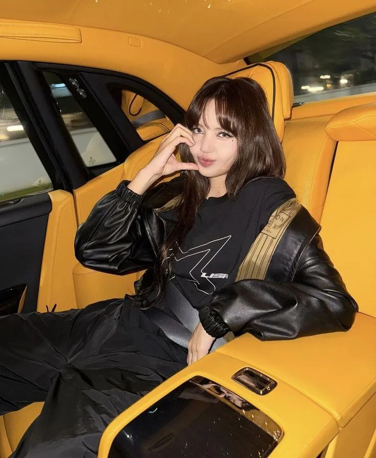 「Lisa」喜提法拉利SUV！K-Pop顶豪的豪车，终于数不过来了...