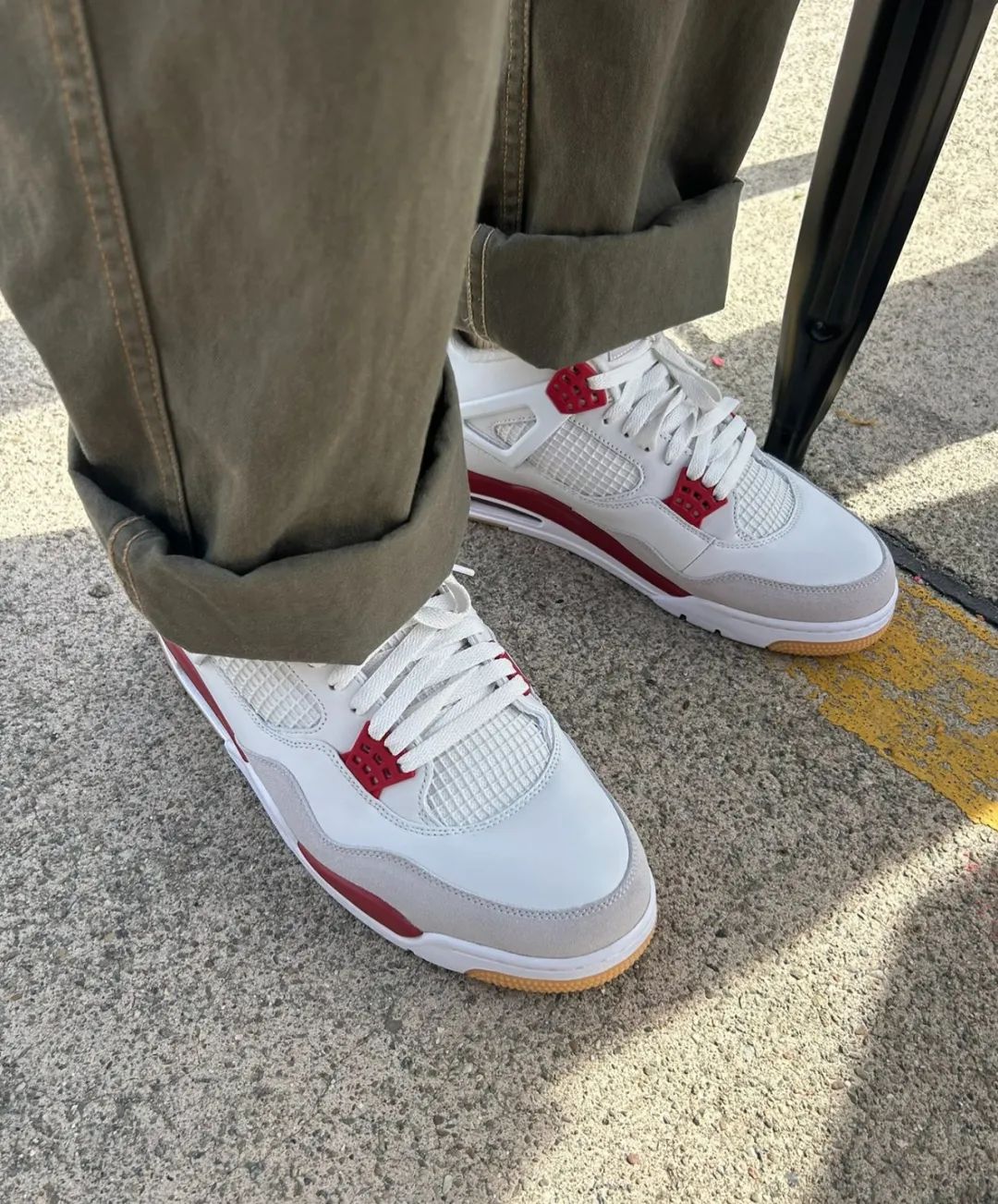 有人开价8w想买一双？「耐克SB x AJ4」白红配色，不市售了..-Supreme情报网