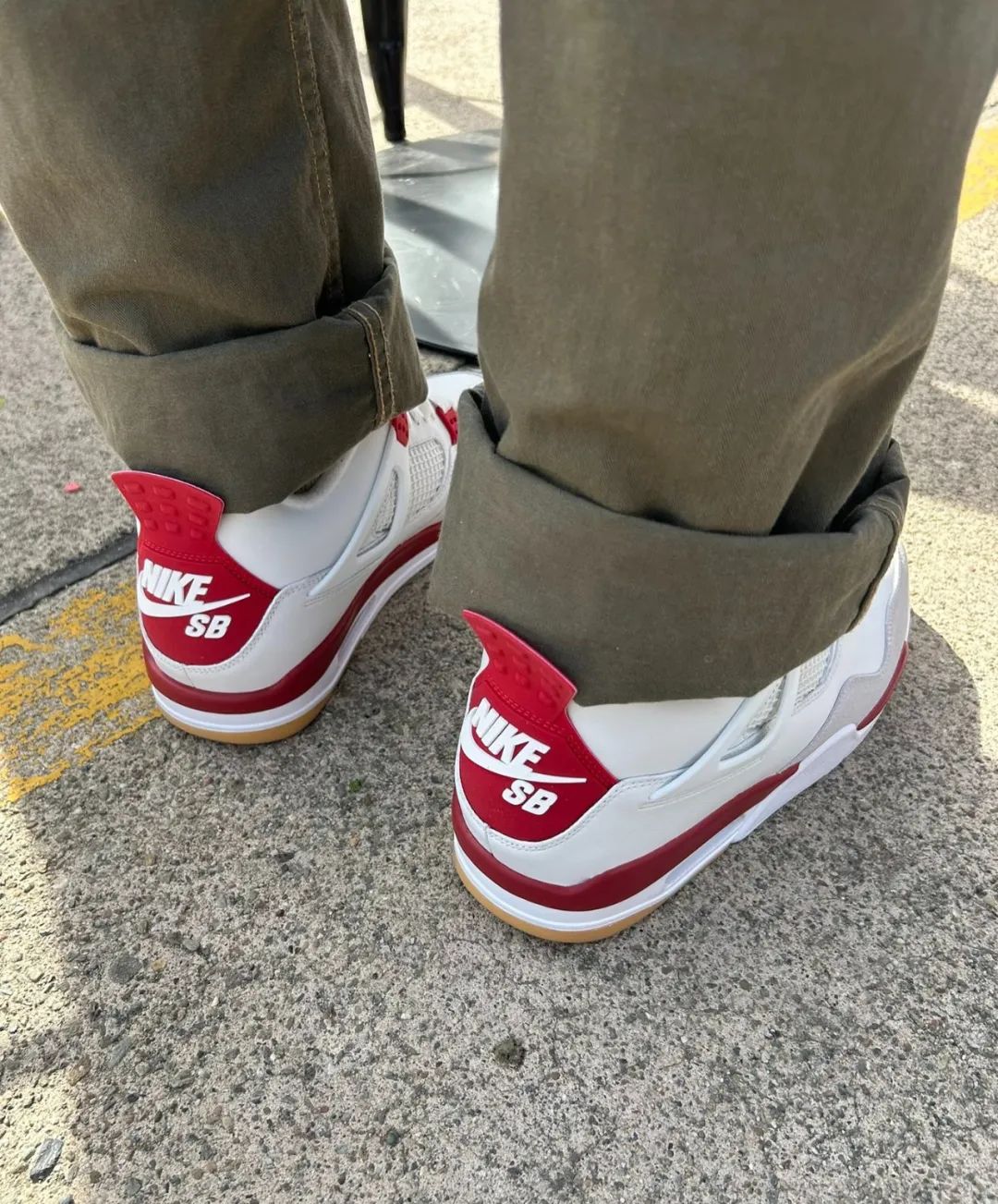 有人开价8w想买一双？「耐克SB x AJ4」白红配色，不市售了..-Supreme情报网