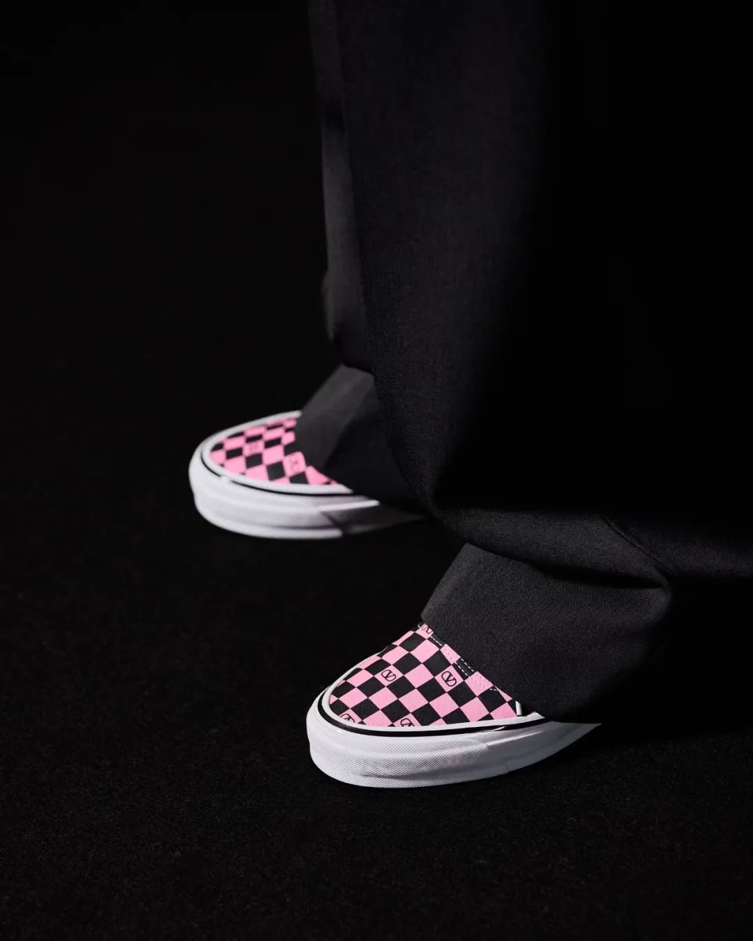 攻速鞋？「华伦天奴 x Vans」联名计划曝光，原价起飞啊....