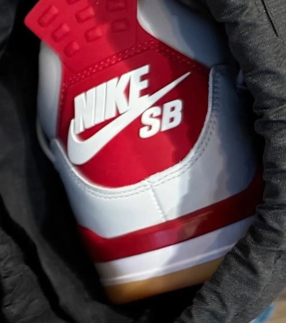 有人开价8w想买一双？「耐克SB x AJ4」白红配色，不市售了..-Supreme情报网