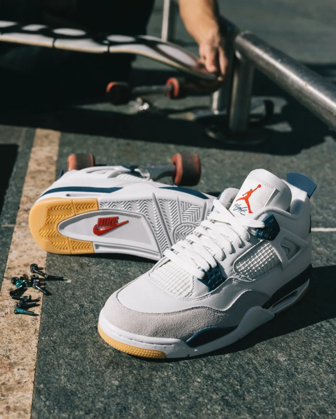 ⏱溢价3k+！「耐克SB x AJ4」2.0，定档发售了！-Supreme情报网
