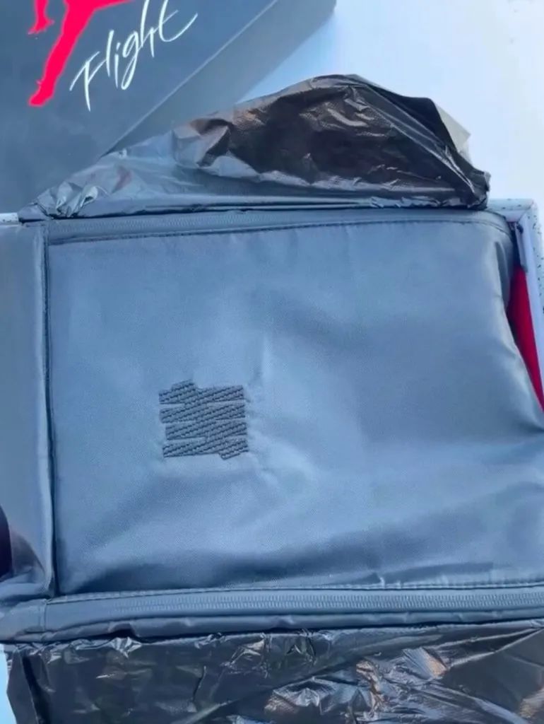 陈冠希必入？「UNDEFEATED x AJ4」天价联名2025版，实物泄露！