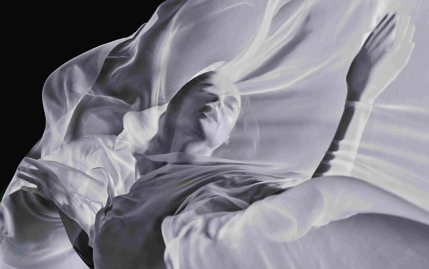 《元素》:2026倍耐力年历由SØLVE SUNDSBØ操刀,于布拉格市政之家发布-Supreme情报网