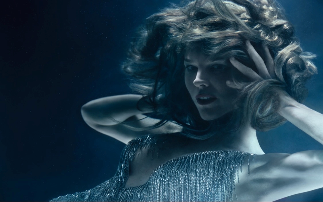 《元素》:2026倍耐力年历由SØLVE SUNDSBØ操刀,于布拉格市政之家发布-Supreme情报网