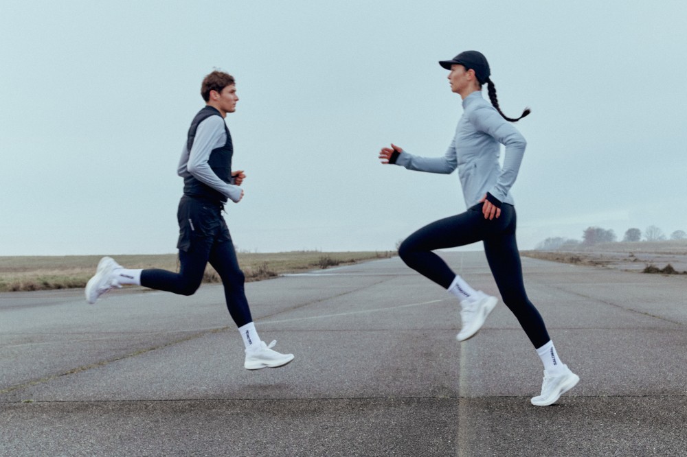 重构冬跑想象:Salomon萨洛蒙首发FALCON FLY高端竞训跑服系列-Supreme情报网