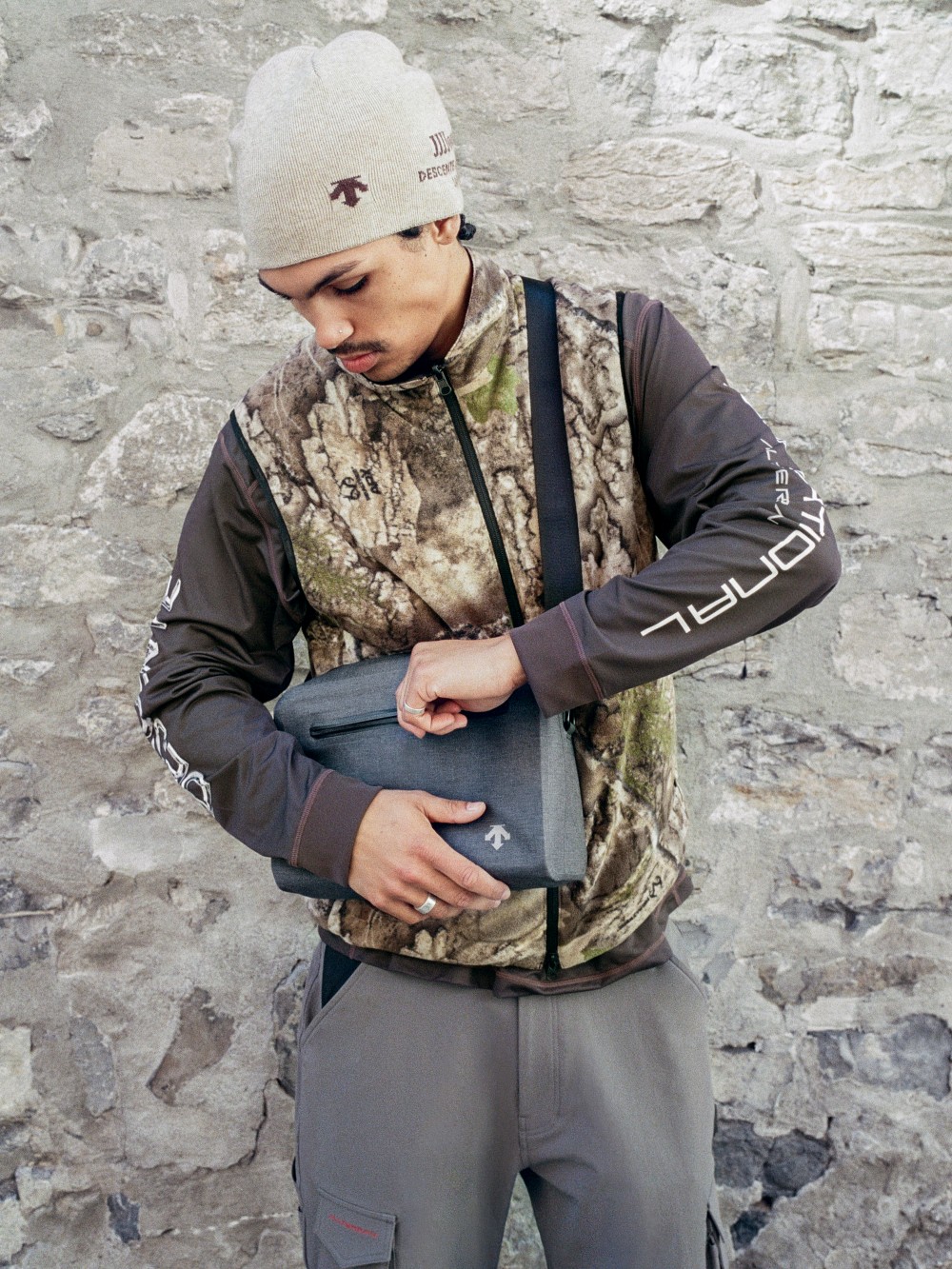 迪桑特与JJJJound再度合作，推出全新联名系列 以专业机能融合极简美学，构筑都市多场景穿搭体系-Supreme情报网