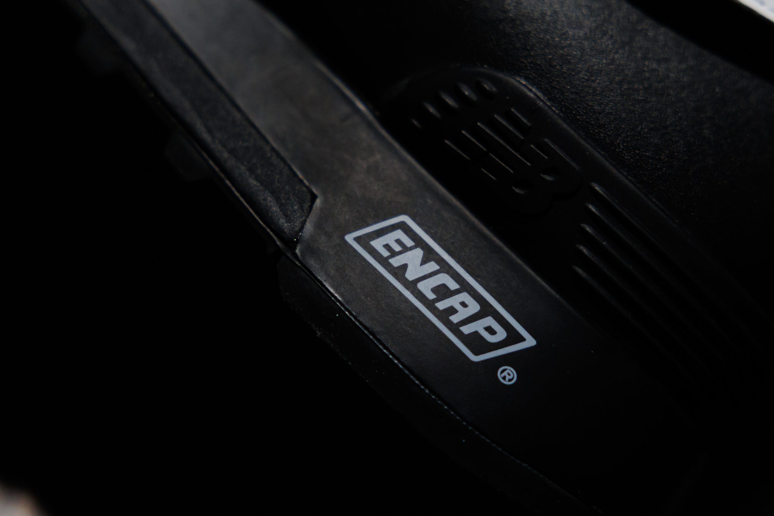 New Balance 与 WTAPS携手发布全新联名鞋款 1300-Supreme情报网