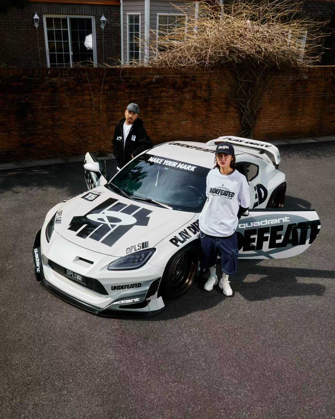 UNDEFEATED 与伦敦先锋赛车品牌 Quadrant 首度合作推出联名胶囊系列-Supreme情报网
