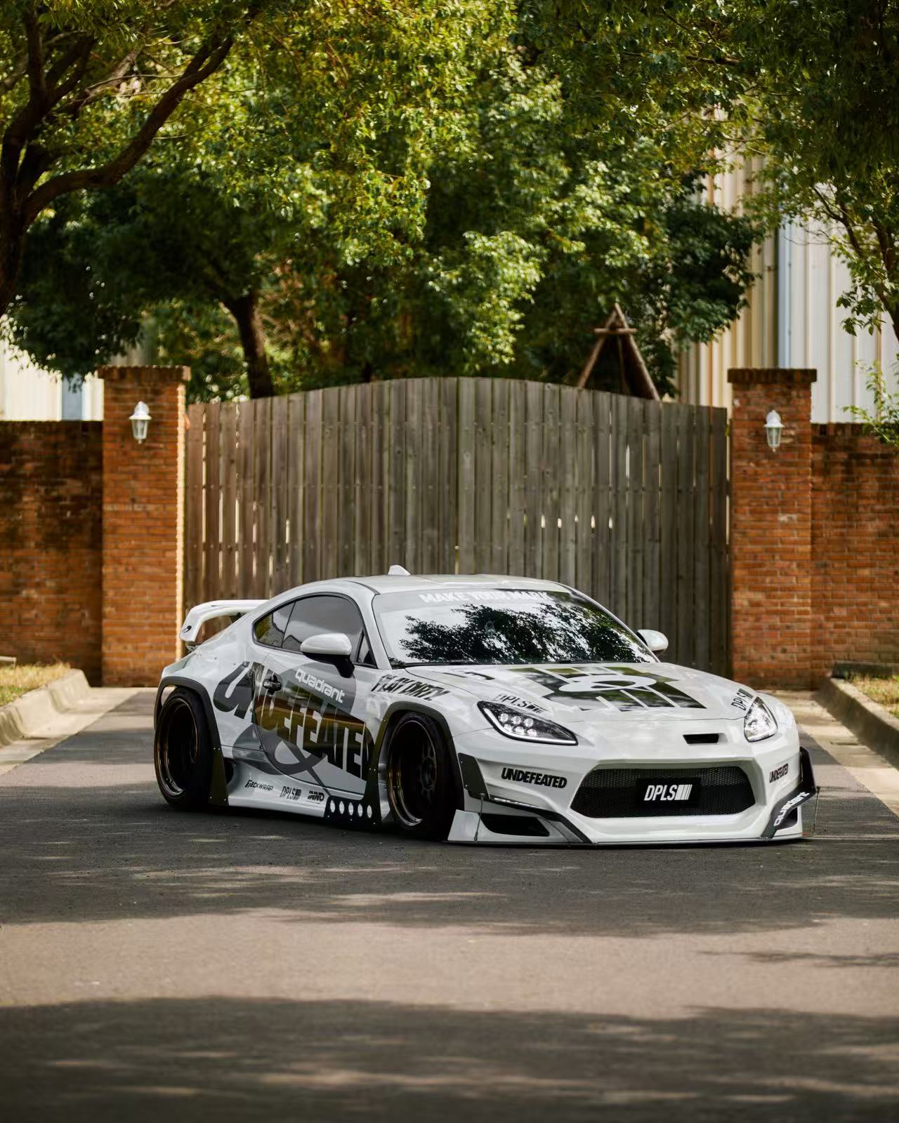 UNDEFEATED 与伦敦先锋赛车品牌 Quadrant 首度合作推出联名胶囊系列-Supreme情报网